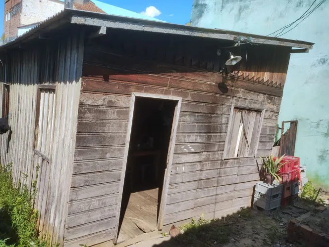Terreno com casa de madeira e ponto comercial no bairro Cachoeirinha