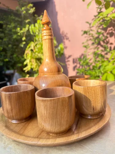 Conjunto em madeira garrafa,copos e bandeja