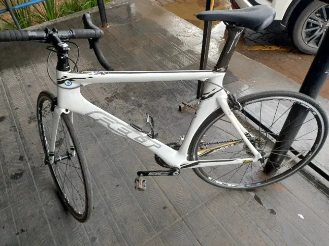 Bike Speed, Branca, Fibra de Carbono, Quadro 54. Pouco uso. Toda revisada.