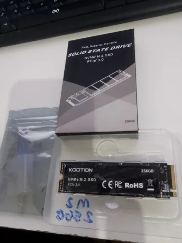SSD NVMe M.2 de 256 GB com interface PCIe 3.0.
