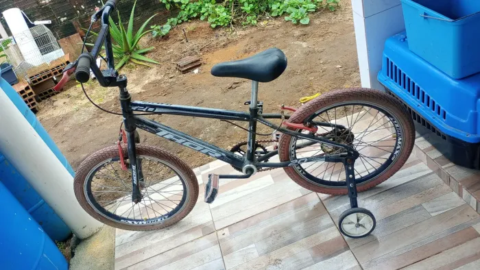 Vendo bicicleta infantil 600 chamar whatsapp: *42