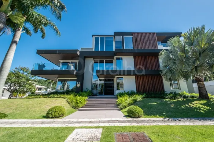 Casa em Jurere Internacional com 790 m2