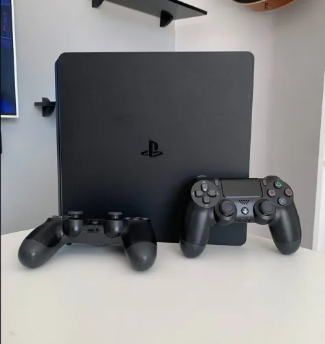 PS4 Slim 1 TB + 2 controles + 10 jogos digitais