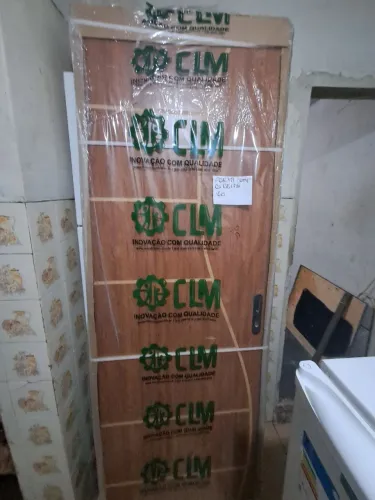 Porta de Madeira CLM 2.10x70 . NOVA SEM USO NA EMBALAGEM.