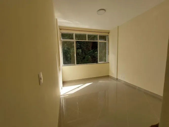 Apto Centro, amplo, sol, vista verde, Rua 16 de março, excelente preço - Petrópolis - RJ