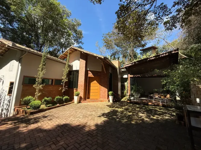 Casa com 4 dormitórios (2 suítes) em condomínio fechado, cercada pela natureza