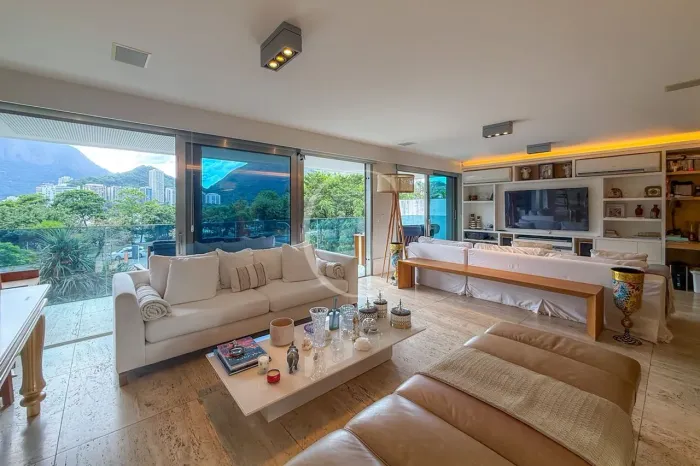 Apartamento à venda com vista Lagoa, 3 suítes - 214 m²