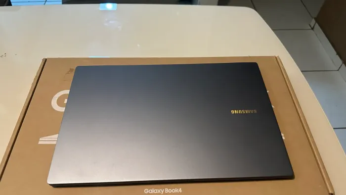 Vendo notebook Samsung Galaxy Book4 com Core i5, 16 GB de RAM e SSD de 512 GB