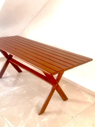 Vende-se mesa de madeira