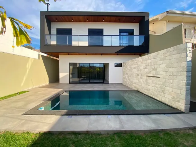 UNIVERSITÁRIO - R$ 8.000 - Casa para alugar, 3 Quartos (1 suíte), 170m², 4 vagas, Londrina
