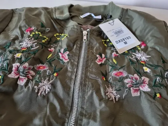 Jaqueta femenina de nylon tamanho M nova.