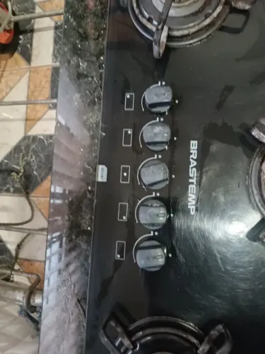 Fogão 5 bocas Cook top Brastemp com bancada em granito e suporte para parede 