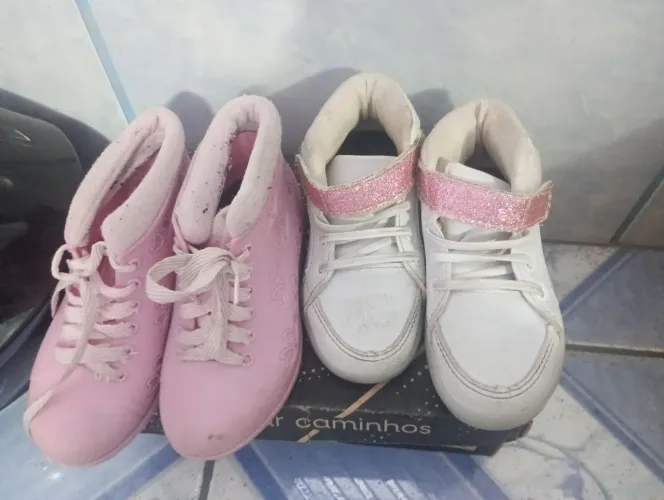 Tênis branco pisca pisca mas botinha rosa número 27