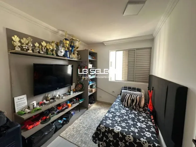Apartamento no bairro Patrimônio com três quartos, uma suíte e uma vaga e garagem.