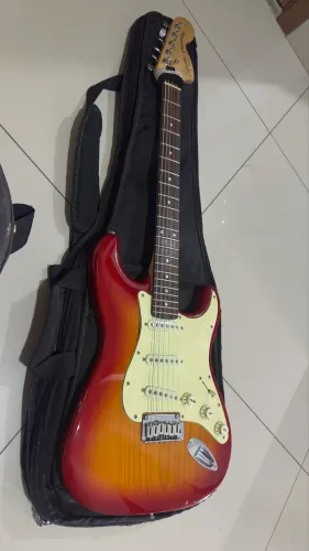 Guitarra Squier Strato com Bag