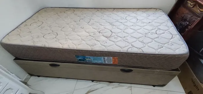 Vende se cama box bau + colchões solteiro em boas condições de uso