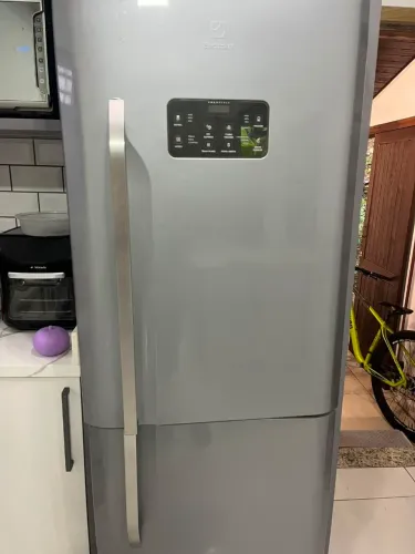 ? Vende se geladeira eletrolux inverse 100% funcionando ?