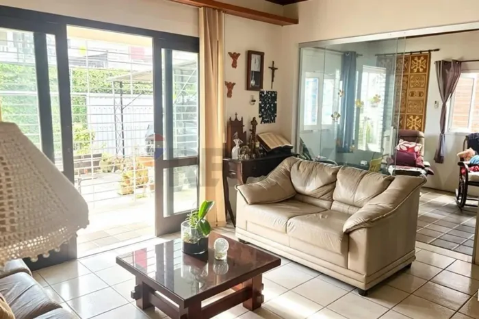 Excelente Casa com 380 m², Piscina no Cordeiro