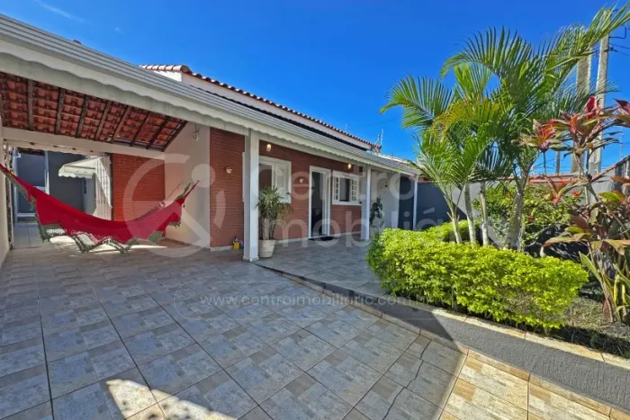 CASA à venda com piscina e 3 quartos em Peruíbe, no bairro Jardim Três Marias