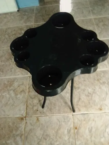 Mesa auxiliar para petisco prático e dobrável.