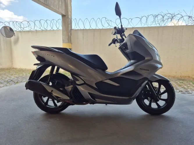 Honda PCX 150 de mulher e muito bem cuidada