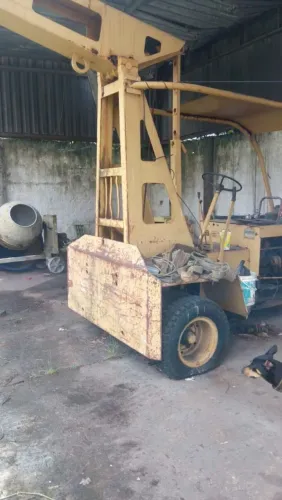 Equipamento Industrial de Elevação de Cargas com Lança - Usado<br>