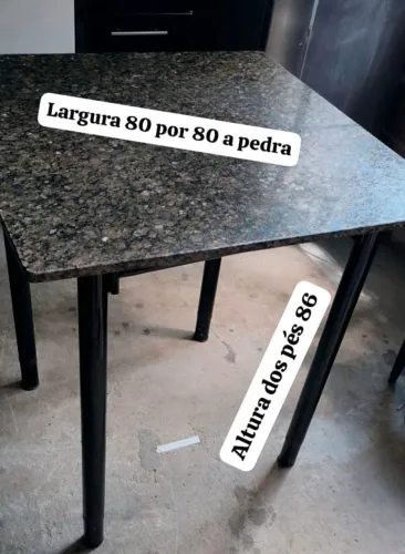 Mesa sem as cadeiras os pés eu pedi para aumentar um pouquinho