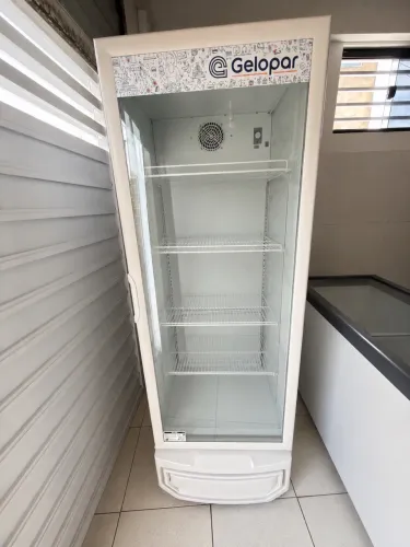 GELADEIRA VERTICAL GELOPAR