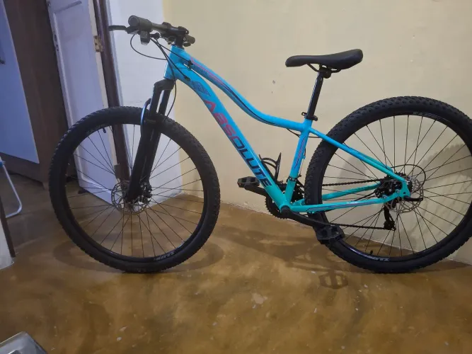 Bicicleta aro 26, freio a disco com macha, semi nova, pouca usada.