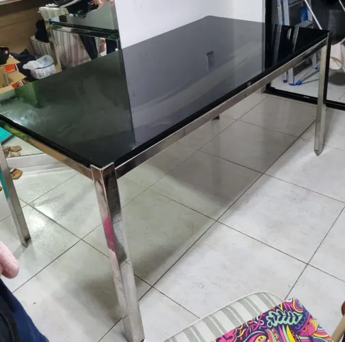 Mesa de vidro Fumê com os pés de Aço Escovado