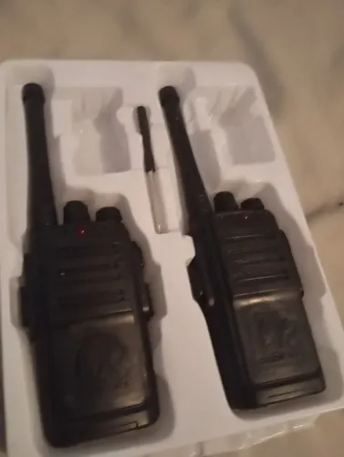 Rádio de comunicação com bateria ! Vai com a chave dos parafusos e ele pega uma distância