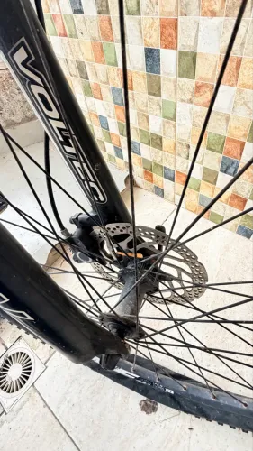 Bicicleta Profissional GIGSBR Aro 29 + Kit roupas de bike