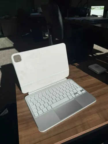 Magic Keyboard Apple Original para iPad Pro 11 M5/M4 - Branco - Sem Uso