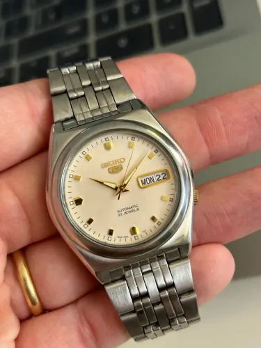 Relógio Seiko 5 SNKL69 raro globe dial cor salmão/champagne