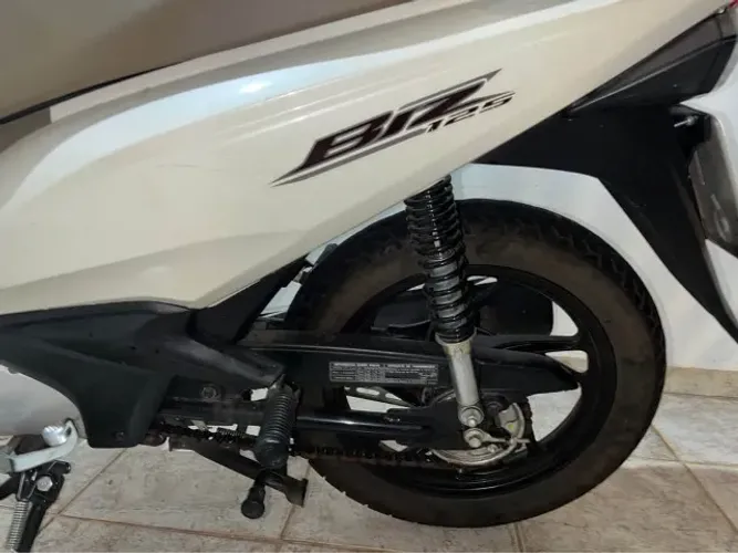 Honda Biz 125 2024/2024 - Impecável 