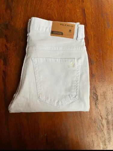 Calça de sarja branca Polo Wear.
