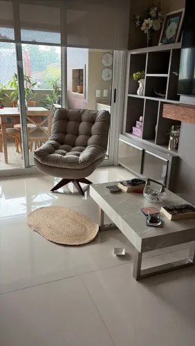 Poltrona giratoria recem renovada