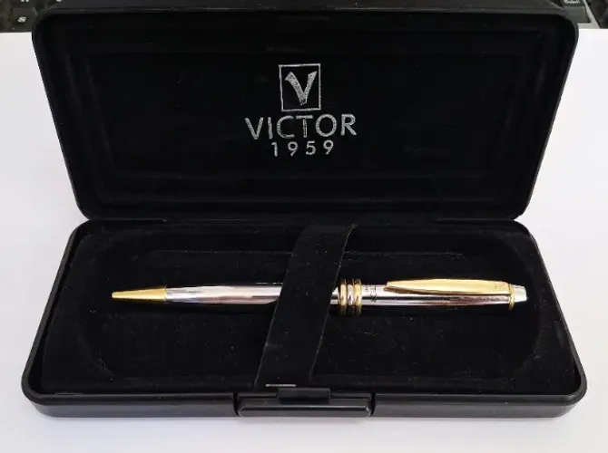 Caneta Esferográfica Vintage Victor 1959 - Metal Dourado/Cromado - Nova c/ Estojo