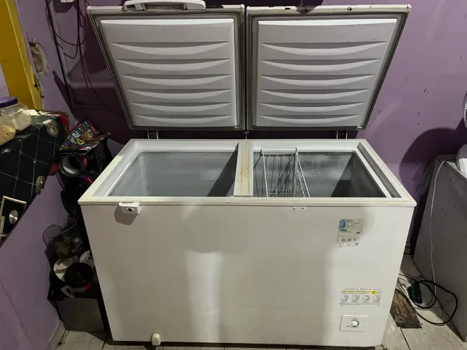 Vendo máquina de açaí, com matérias de trabalho