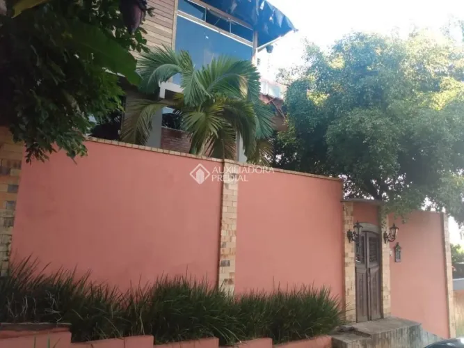 LINDA CASA EM MADEIRA Ipê , tijolo e vidro