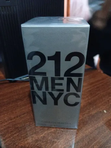 Perfume Carolina Herrera 212 Men NYC Eau de Toilette 100 ml masculino