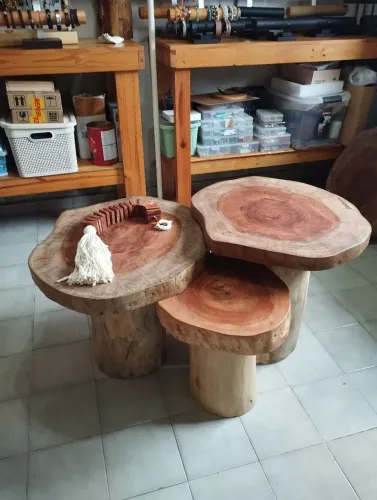 Conjunto de mesas de madeira rústica 