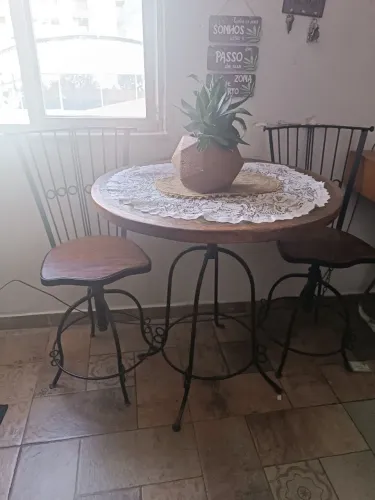 Mesa madeira e ferro 2 cadeiras