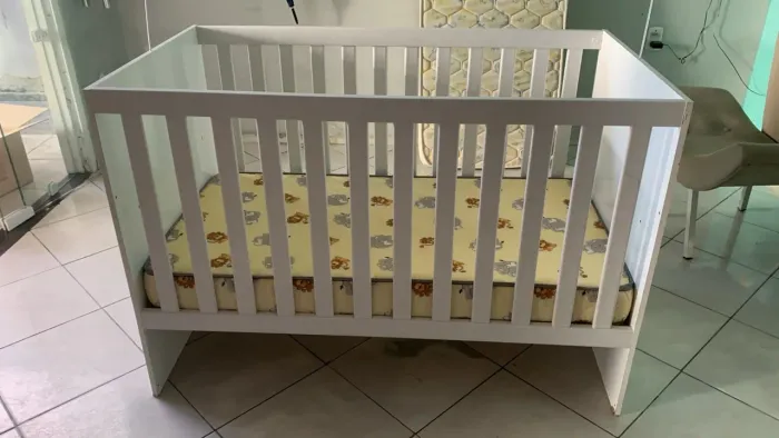 Berço com estrado regulável em 2 posições + colchão