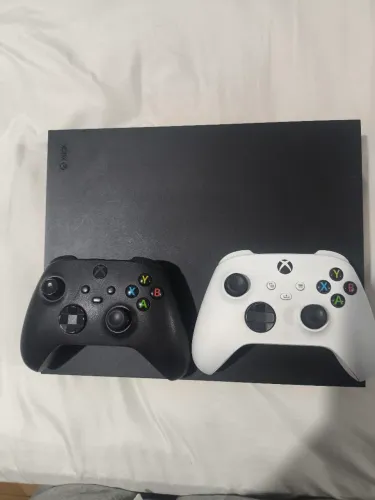 Xbox one x 1T completo, 2 controle + Headset wireless Razer Kaira.