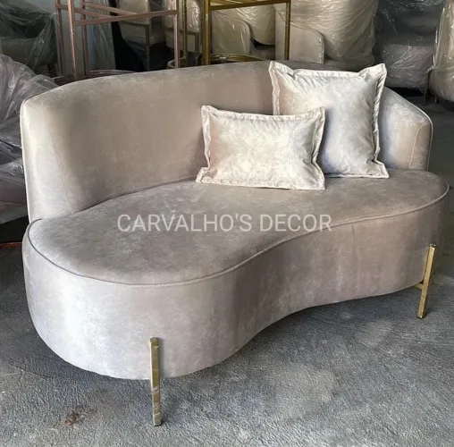 Sofá de LUXO, elegante modelo orgânico, base em metalon