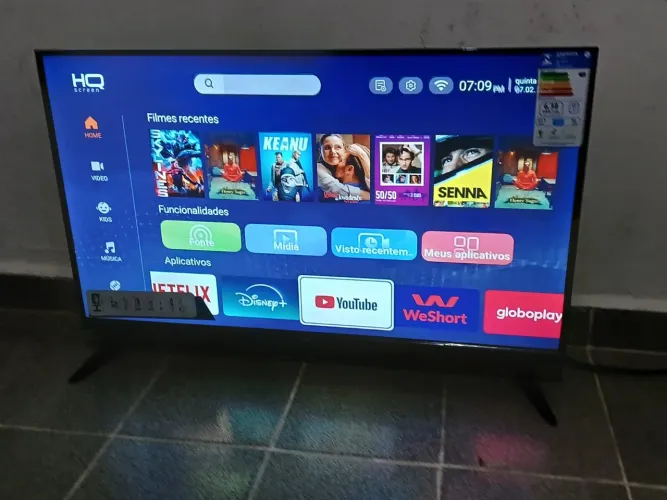 Vendo uma tv smart nova na caixa com Netflix ,YouTube, Globoplay com controle e pezinho