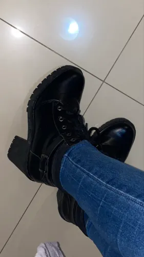 Bota de cano curto com salto alto preta