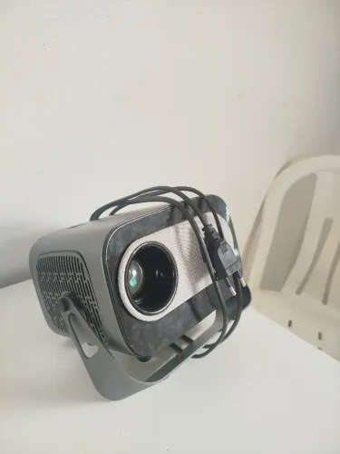 Vende-se projetor pra você parar de assistir no celular. Semi novo