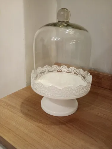 Porta panetone ou boleira com tampa de vidro e base em metal branco com bordado 